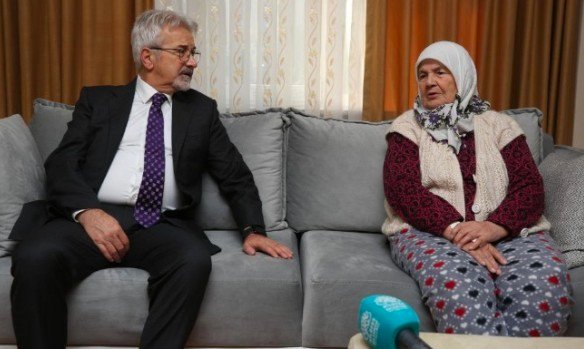 NiLUFER BELEDiYE BASKANI TURGAY ERDEM DEPREMZEDE KONUKLAR ZiYARETi NiLUFER BELEDiYE BASKANI TURGAY ERDEM DEPREMZEDE KONUKLAR ZiYARETi