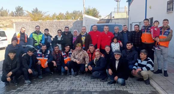 DEPREM BOLGESiNDE YEMEK VE YARDIM OSMANGAZi YORUK TURKMEN BiRLiGi BASKANI DiNCER AKYEL VE EKiBi DEPREM BOLGESiNDE YEMEK VE YARDIM OSMANGAZi YORUK TURKMEN BiRLiGi BASKANI DiNCER AKYEL VE EKiBi