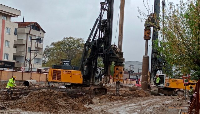 ŞEHİR HASTANESİ METROSU İÇİN GEÇİT'TE MÜTEAHHİT BETON DÖKMEYE AĞIRLIK VERDİ