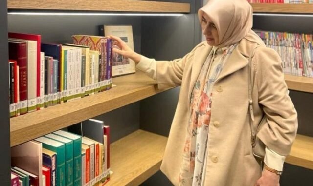 AK PARTi GRUP BAŞKANVEKiLi ÖZLEM ZENGiN YILDIRIM BELEDiYESi UYUMAYAN KÜTÜPHANEDE AK PARTi GRUP BAŞKANVEKiLi ÖZLEM ZENGiN YILDIRIM BELEDiYESi UYUMAYAN KÜTÜPHANEDE