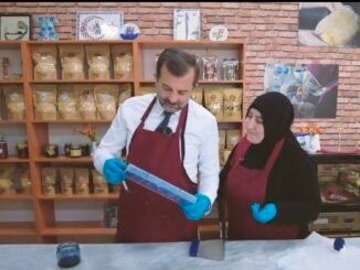 GURSU BELEDiYE BASKANI MUSTAFA ISIK VE ESi SUMEYYE ISIK DEPREMZEDELERE CiKOLATA YAPTILAR