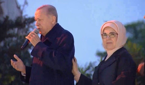YAZI iÇiN CUMHURBAŞKANI RECEP TAYYiP ERDOĞAN EMiNE ERDOĞAN KISIKLI'DA EViNiN ÖNÜNDE DUYANLARA DUYMAYANLARA ŞARKISINI SÖYLEDi YAZI iÇiN CUMHURBAŞKANI RECEP TAYYiP ERDOĞAN EMiNE ERDOĞAN KISIKLI'DA EViNiN ÖNÜNDE DUYANLARA DUYMAYANLARA ŞARKISINI SÖYLEDi