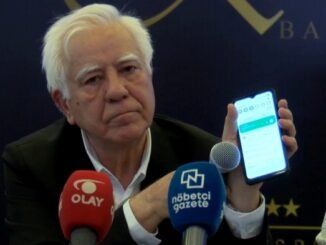 MiLLET iTTiFAKI ADAYI KEMAL KILIÇDARNOĞLU DEMOKRATMLARIN AÇIKLAMASI SIRASINRDA TELEFONLA iDRiS SEViNÇ'i ARADI