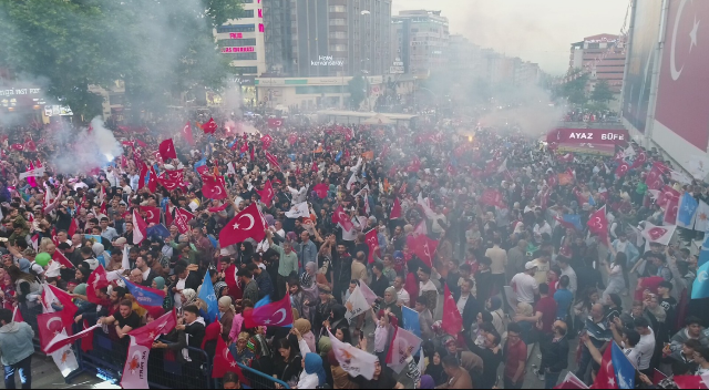 ŞEHREKÜSTÜ MEYDANINDA KUTLAMA ŞEHREKÜSTÜ MEYDANINDA KUTLAMA