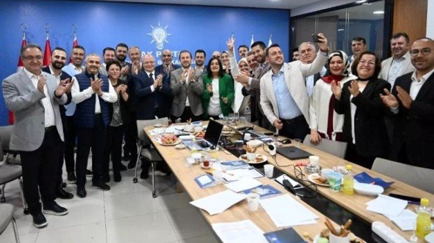 AK PARTi iL BAŞKANI DAVUT GÜRKAN VE EKiBiNiN SEÇiM GECESi SEViNCi AK PARTi iL BAŞKANI DAVUT GÜRKAN VE EKiBiNiN SEÇiM GECESi SEViNCi