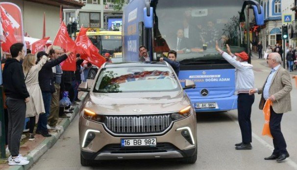 TOGG OTOMOBİLİYLE SEÇİM ÇALIŞMASI YAPAN MUSTAFA VARANK BURSA'DA EV ARIYOR TOGG OTOMOBİLİYLE SEÇİM ÇALIŞMASI YAPAN MUSTAFA VARANK BURSA'DA EV ARIYOR