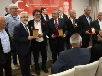 BURSA ERKEK LiSESi MEZUNU ADAYLARA BELDER BAŞKANI CEVDET ULU PLAKET VERDi