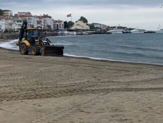 BÜYÜKŞEHiR BELEDiYESi SAHiLLERDE YAZ TEMiZLiĞi VE BAKIMINA MUDANYA'DAN BAŞLADI