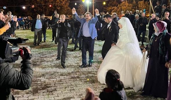 FARUK ÇELiK ARTViN'DE DÜĞÜNLERDE HORONA GiRiYOR FARUK ÇELiK ARTViN'DE DÜĞÜNLERDE HORONA GiRiYOR