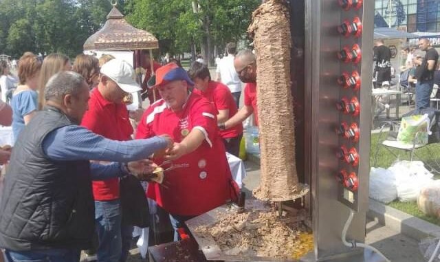 KELESLi ÖDÜLLÜ ŞEF iRFAN ŞiMŞEK MOSKOVA ORTASINDA DÖNER KESTi RUSLAR KUYRUK OLDU KELESLi ÖDÜLLÜ ŞEF iRFAN ŞiMŞEK MOSKOVA ORTASINDA DÖNER KESTi RUSLAR KUYRUK OLDU