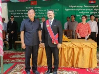 TiKA ADINA GÖREV YAPAN DR NACi YORULMAZ'A KAMBOÇYA HÜKÜMETi ÖZEL NiŞAN VERDi KAMBOÇYA DIŞiŞLERi BAKANI PRAK SOKHONN