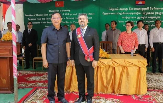 TiKA ADINA GÖREV YAPAN DR NACi YORULMAZ’A KAMBOÇYA HÜKÜMETi ÖZEL NiŞAN VERDi KAMBOÇYA DIŞiŞLERi BAKANI PRAK SOKHONN TiKA ADINA GÖREV YAPAN DR NACi YORULMAZ’A KAMBOÇYA HÜKÜMETi ÖZEL NiŞAN VERDi KAMBOÇYA DIŞiŞLERi BAKANI PRAK SOKHONN