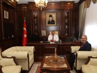 YENi ATANAN iL NÜFUS MÜDÜRÜ HÜSAMETTiN ERKINAY VALi YAKUP CANBOLAT'I ZiYARET EDiP GÖREVE BAŞLADI