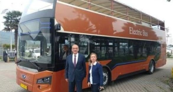 PROF DR iSMAiL TATLIOĞLU GÜLERYÜZ ELEKTRiKLi OTOBÜS KULLANDI PROF DR iSMAiL TATLIOĞLU GÜLERYÜZ ELEKTRiKLi OTOBÜS KULLANDI