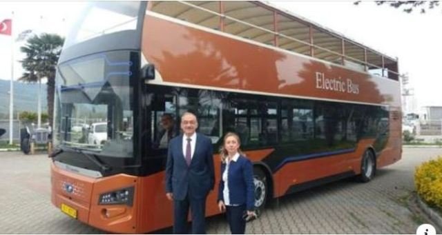 PROF DR iSMAiL TATLIOĞLU GÜLERYÜZ ELEKTRiKLi OTOBÜS KULLANDI PROF DR iSMAiL TATLIOĞLU GÜLERYÜZ ELEKTRiKLi OTOBÜS KULLANDI