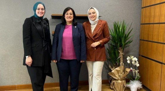 AK PARTi BURSA MiLLETVEKiLi EMEL GÖZÜKARA DURMAZ AK PARTi iL KADIN KOLLARI BAŞKANVEKiLi iMREN ÇAVUŞOĞLU AYŞEGÜL PORSUK AK PARTi BURSA MiLLETVEKiLi EMEL GÖZÜKARA DURMAZ AK PARTi iL KADIN KOLLARI BAŞKANVEKiLi iMREN ÇAVUŞOĞLU AYŞEGÜL PORSUK