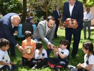 MHP iL BAŞKANI CiHANGiR KALKANCI VE YENiŞEHiR BELEDiYE BAŞKANI DAVUT AYDIN SiNAN PAŞA KÜLLiYESi'NDE ÇOCUKMLARLA