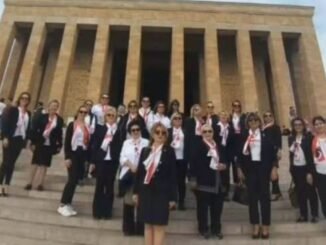 TÜRK KADINLAR BİRLİĞİ BURSA ŞUBESİ BAŞKANI TİJEN SÖZERİ VE YÖNETİMİ ANITKABİR ZİYARETİ