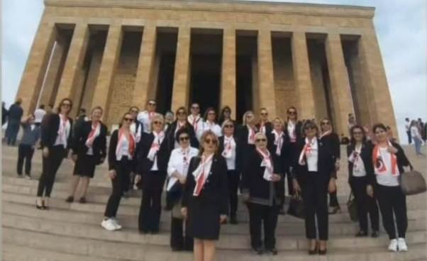 TÜRK KADINLAR BİRLİĞİ BURSA ŞUBESİ BAŞKANI TİJEN SÖZERİ VE YÖNETİMİ ANITKABİR ZİYARETİ TÜRK KADINLAR BİRLİĞİ BURSA ŞUBESİ BAŞKANI TİJEN SÖZERİ VE YÖNETİMİ ANITKABİR ZİYARETİ