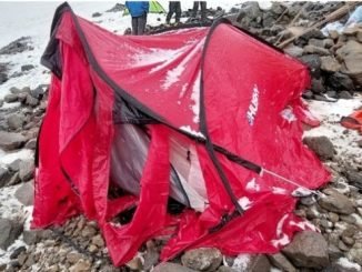 YÜKSEL ESEN AĞRI DAĞI TIRMANIŞI SIRASINDA ÇADIRININ ÜZERİNDEN KAYA GEÇTİ