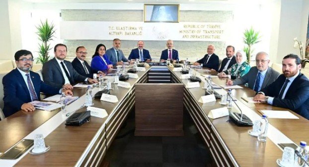 AK PARTi BURSA HEYETi ULAŞTIRMA BAKANI ABDÜLKADiR URALOĞLU iLE KENTiN ULAŞIM PROJELERiNi GÖRÜŞTÜ AK PARTi BURSA HEYETi ULAŞTIRMA BAKANI ABDÜLKADiR URALOĞLU iLE KENTiN ULAŞIM PROJELERiNi GÖRÜŞTÜ