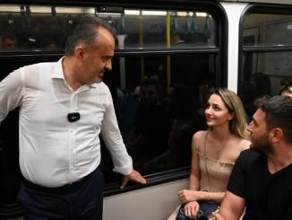 BÜYÜKŞEHİR BELEDİYE BAŞKANI ALİNUR AKTAŞ METRODA VATANDAŞLA SOHBET