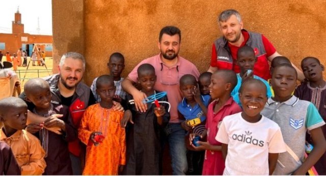 MUSTAFA TARIK KADERLİ NİJER'DE KURBAN ETİ DAĞITTI MUSTAFA TARIK KADERLİ NİJER'DE KURBAN ETİ DAĞITTI