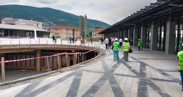 MEYDANLAR SERT ZEMiNLi OLUR OSMANGAZi MEYDANI MEYDANLAR SERT ZEMiNLi OLUR OSMANGAZi MEYDANI