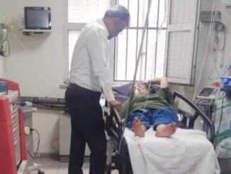 YILDIRIM iLÇE SAĞLIK MÜDÜRÜ DR FERHAT EKiNCi VE YILDIRIM BEMLEDiYESi KAPISINDA KURTARDIĞI YAŞLI KADIN