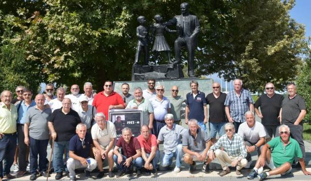 DOSTLARI FAHRETTİN ÇAKAN'I ANDI BURGAZ GÜZELYALI ATATÜRK ANITI DOSTLARI FAHRETTİN ÇAKAN'I ANDI BURGAZ GÜZELYALI ATATÜRK ANITI