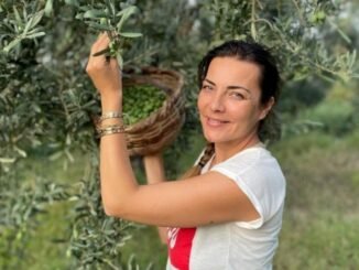 BURCU KARA SEPETİ ALDI VE İZNİK'TE İLK ZEYTİN HASADINI YAPTI
