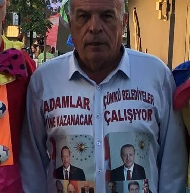 MEHMET ALi ZENGi VE SLOGAN YAZDIĞI GÖMLEĞi MEHMET ALi ZENGi VE SLOGAN YAZDIĞI GÖMLEĞi