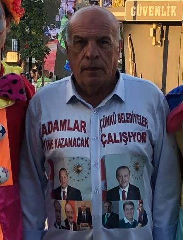 MEHMET ALi ZENGi VE SLOGAN YAZDIĞI GÖMLEĞi MEHMET ALi ZENGi VE SLOGAN YAZDIĞI GÖMLEĞi
