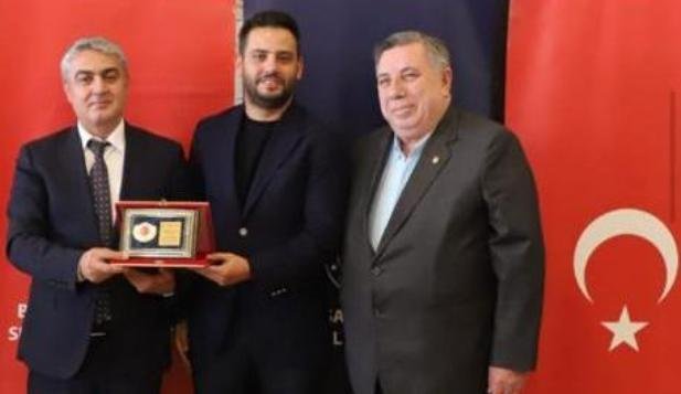 GÖKHAN DiNÇER YILIN SPOR ADAMI ÖDÜLÜNÜ KAZANDI GÖKHAN DiNÇER YILIN SPOR ADAMI ÖDÜLÜNÜ KAZANDI