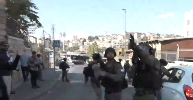 KUDÜS'TE iSRAiL ASKERLERi EVMLERE ATEŞ ETTi KUDÜS'TE iSRAiL ASKERLERi EVMLERE ATEŞ ETTi