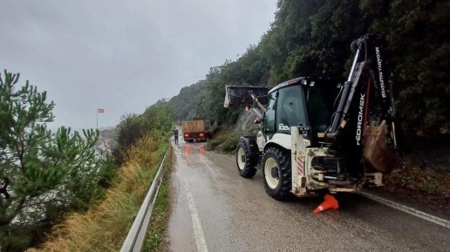 MUDANYA GEMLiK SAHiL YOLU ALTINTAŞ'TA HEYELAN YOL TEHLiKELi MUDANYA GEMLiK SAHiL YOLU ALTINTAŞ'TA HEYELAN YOL TEHLiKELi