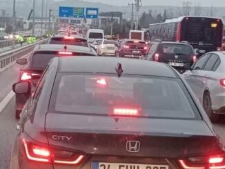 MUDANYA YOLU VE GEÇiT KÖPRÜSÜ NEDENiYYLE TRAFiK