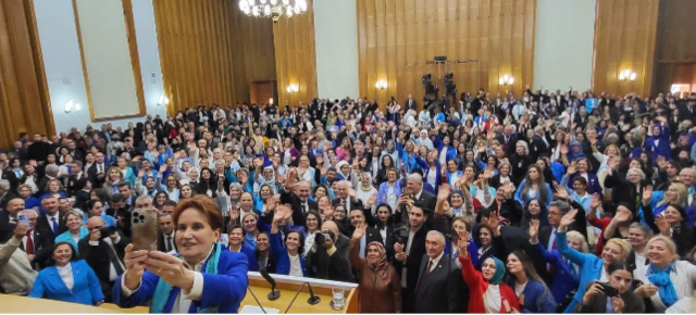 BURSALI KADINLARDAN iYi PARTi GENEL BAŞKANI MERAL AKŞENER'E DESTEK BURSALI KADINLARDAN iYi PARTi GENEL BAŞKANI MERAL AKŞENER'E DESTEK