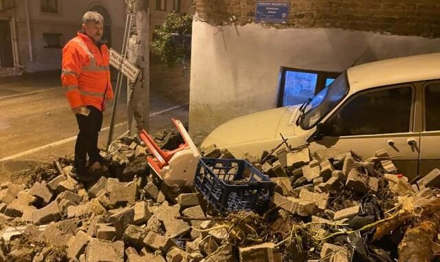 AK PARTi MUDANYA iLÇE BAŞKANI ORHAN SAMAST TiRiLYE SEL BASKINI SONRASI SAHADA AK PARTi MUDANYA iLÇE BAŞKANI ORHAN SAMAST TiRiLYE SEL BASKINI SONRASI SAHADA