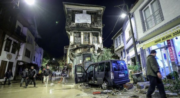 TRiLYE EN ZOR GECELERiNDEN BiRi GEÇiRDi SEL BASKINI TRiLYE EN ZOR GECELERiNDEN BiRi GEÇiRDi SEL BASKINI