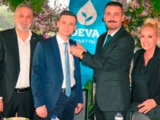 DEVA PARTiSi'NE KATILAN GÜRKAN TAN'IN ROZETiNi BARIŞ ÖZER TAKTI