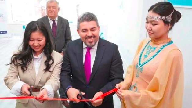 DR NACi YORULMAZ KAZAKiSTAN'DA TÜRKOLOJi SINIFI AÇTI DR NACi YORULMAZ KAZAKiSTAN'DA TÜRKOLOJi SINIFI AÇTI