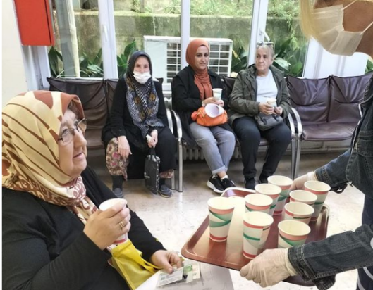 HiSAR’DAKi KANSERLE SAVAŞ DERNEĞi EVi’NDE KiŞiYE ÇORBA iKRAM EDiLiYOR