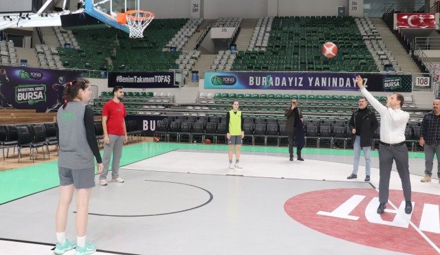 BURSA ULUDAĞ KADIN BASKETBOL TAKIMI ANTRENMANI VE AK PARTi BURSA MiLLETVEKiLi AHMET KILIÇ BURSA ULUDAĞ KADIN BASKETBOL TAKIMI ANTRENMANI VE AK PARTi BURSA MiLLETVEKiLi AHMET KILIÇ