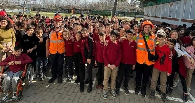 ÖZLÜCE iLKÖĞRETiM OKULU DEPREM TATBiKATI ÖZLÜCE iLKÖĞRETiM OKULU DEPREM TATBiKATI