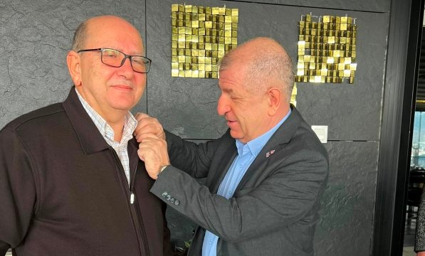 ZAFER PARTiSi'NE KATILAN NEDRET YAYLA'YA ROZETiNi ÜMiT ÖZDAĞ TAKTI ZAFER PARTiSi'NE KATILAN NEDRET YAYLA'YA ROZETiNi ÜMiT ÖZDAĞ TAKTI