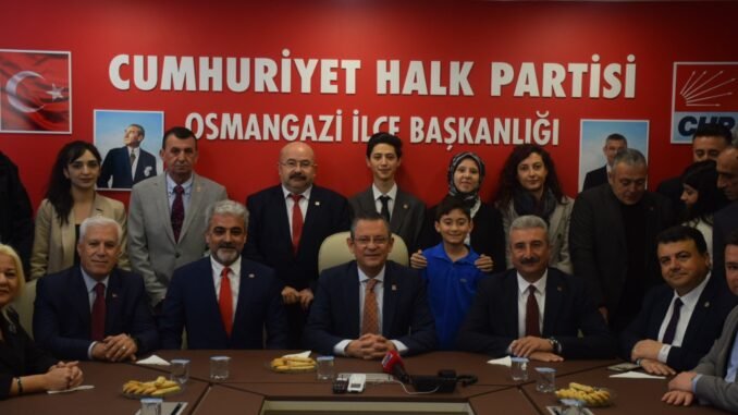 YAZI iÇiN CHP GENEL BAŞKANI ÖZGÜR ÖZEL CHP OSMANGAZi iLÇE'YE CAY iÇMEYE GELDi YAZI iÇiN CHP GENEL BAŞKANI ÖZGÜR ÖZEL CHP OSMANGAZi iLÇE'YE CAY iÇMEYE GELDi