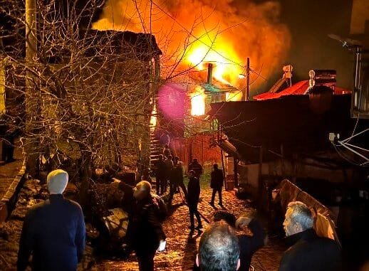 REFiK ÖZEN GÜNEYBUDAKLAR EV YANGINI REFiK ÖZEN GÜNEYBUDAKLAR EV YANGINI