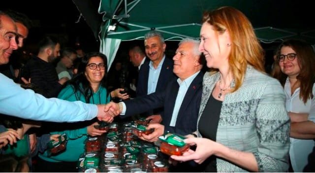 3 MUSTAFA BOZBEY, SEDEN BOZBEY, NiHAT YEŞiLTAŞ ULUCAMi'DE TERAViH ÇIKIŞI TATLI DAĞITTILAR