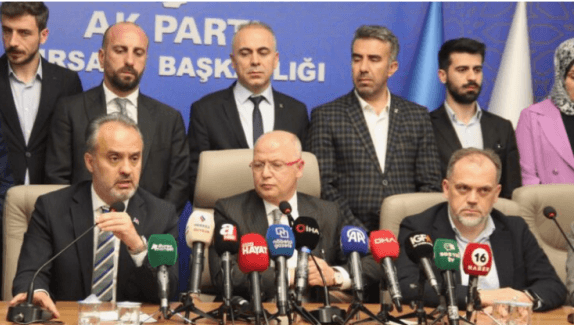 4 AK PARTi iL BAŞKANI DAVUT GÜRKAN VE ALiNUR AKTAŞ SEÇiM GECESi DEĞERLENDiRME YAPTILAR
